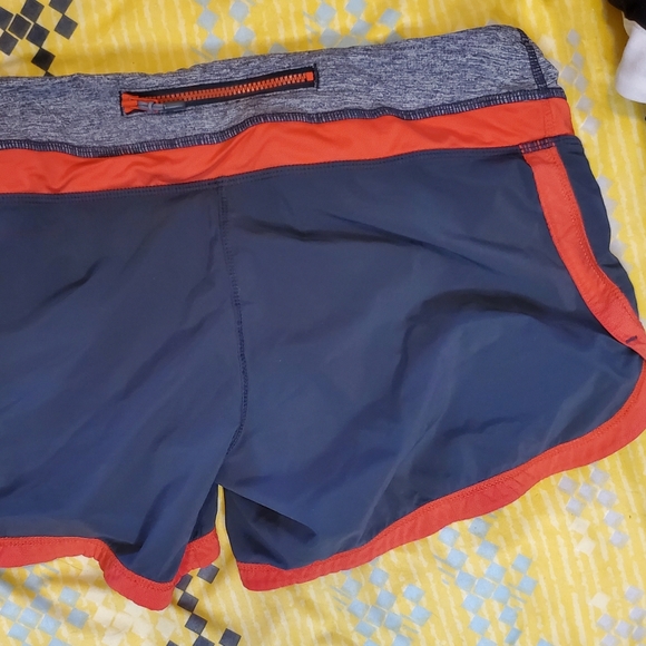 LULULEMON Low-Rise lined Athletic Shorts Sz 6 - Picture 4 of 6
